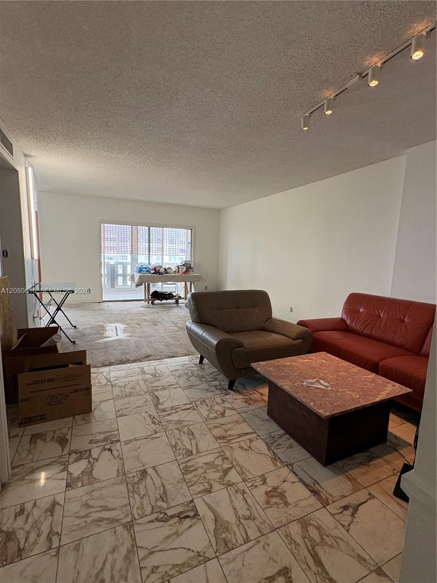 Ver detalles 816 2 / 2 1132 sq. ft. $ 2026-08-31 0 foto