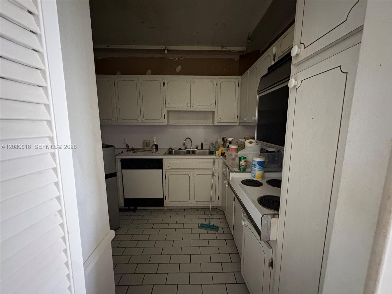 Ver detalles 816 2 / 2 1132 sq. ft. $ 2026-08-31 0 foto