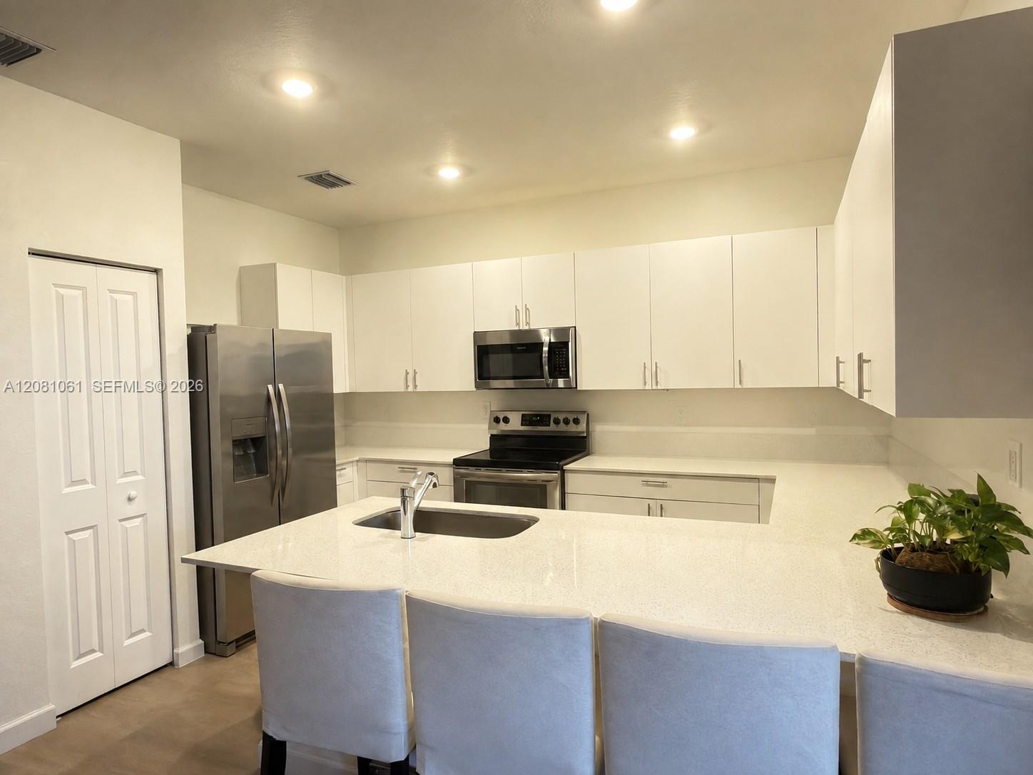 See details 11784 3 / 3 1612 sq. ft. $ 2026-09-01 0 Photo