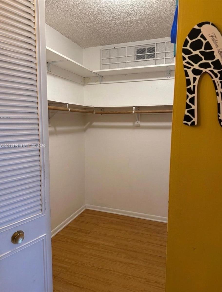 1420 2 / 2 1275 sq. ft. $ 2026-09-01 0 foto