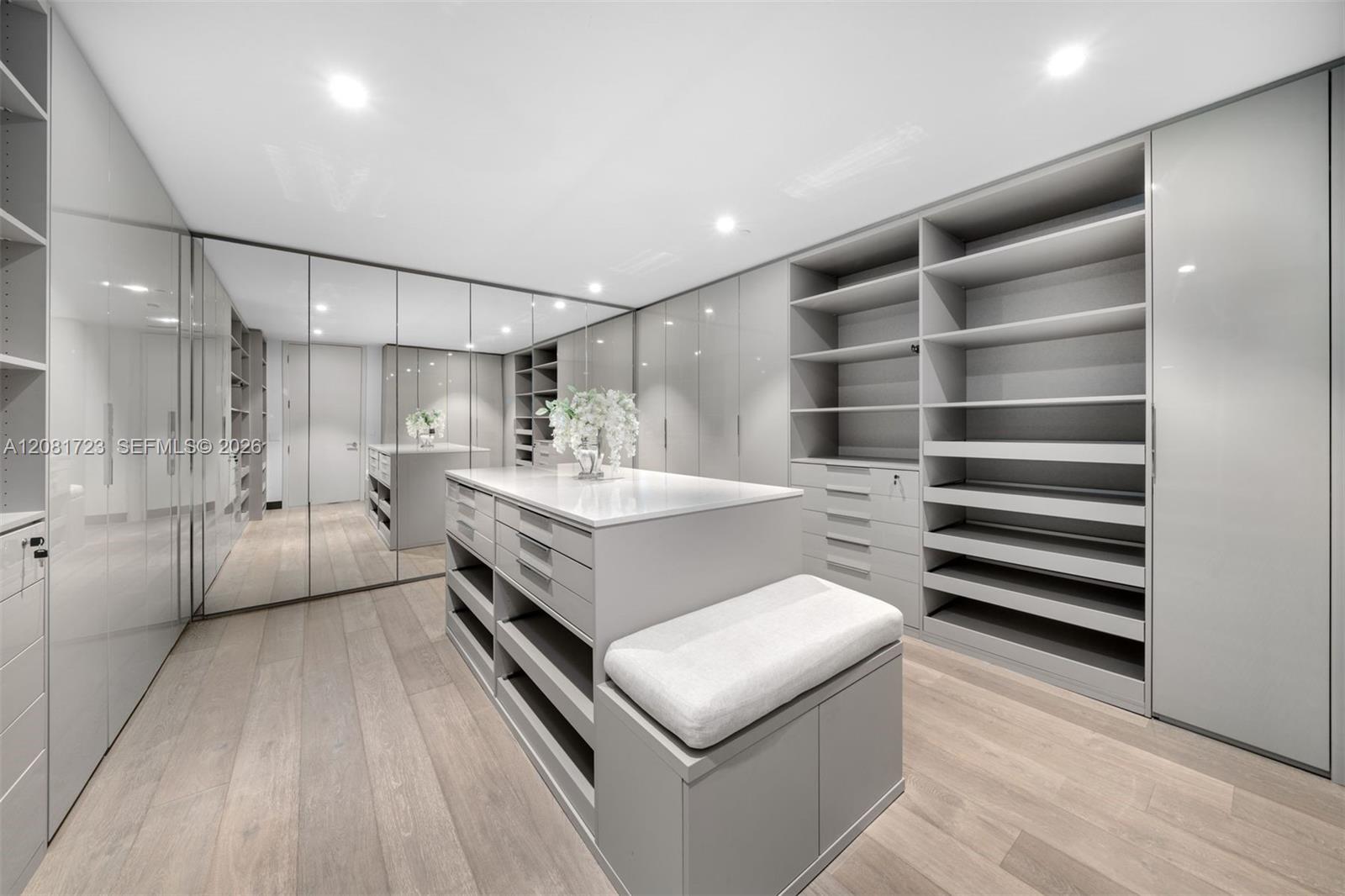 406 5 / 7 5720 sq. ft. $ 2026-09-01 0 Photo