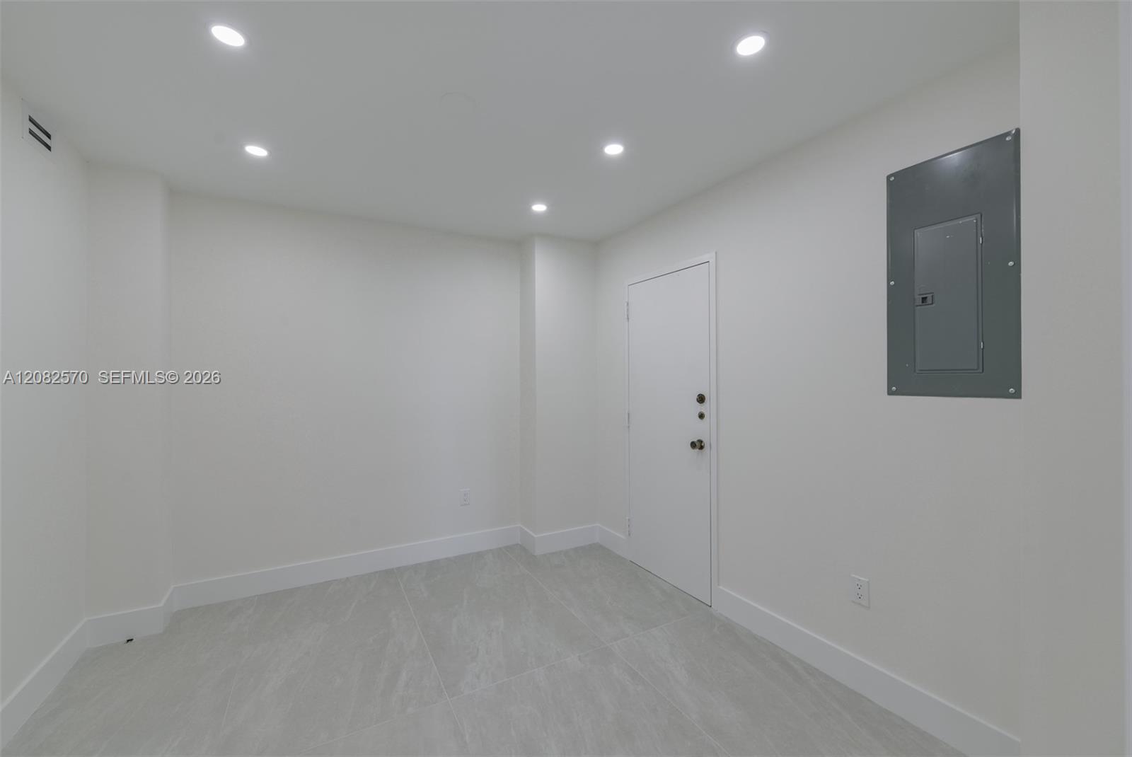 See details 8Q 3 / 3 1740 sq. ft. $ 2026-09-02 0 Photo