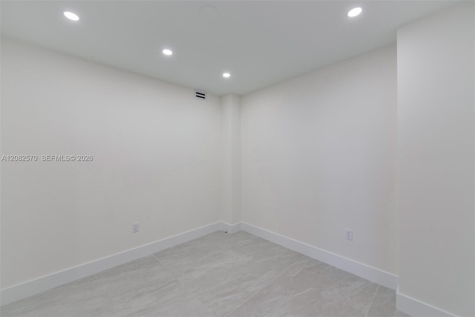 See details 8Q 3 / 3 1740 sq. ft. $ 2026-09-02 0 Photo