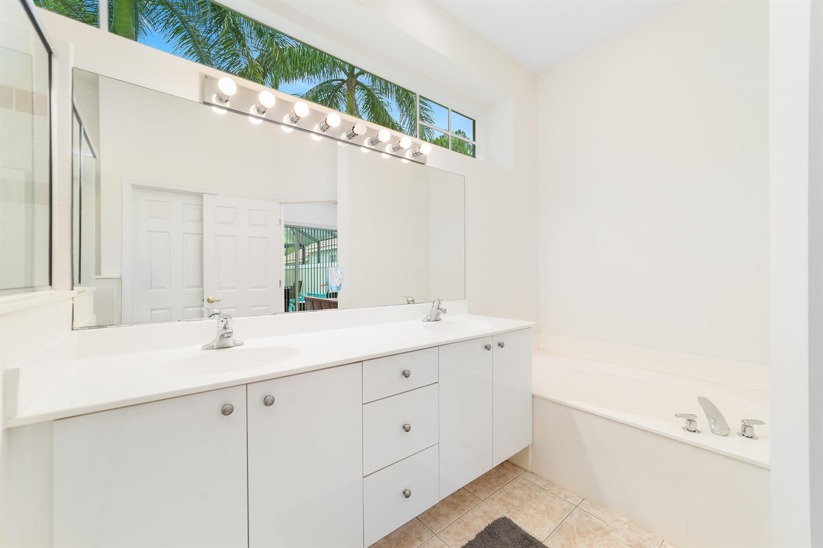 Ver detalles 775 3 / 3 1889 sq. ft. $ 2026-09-04 0 foto