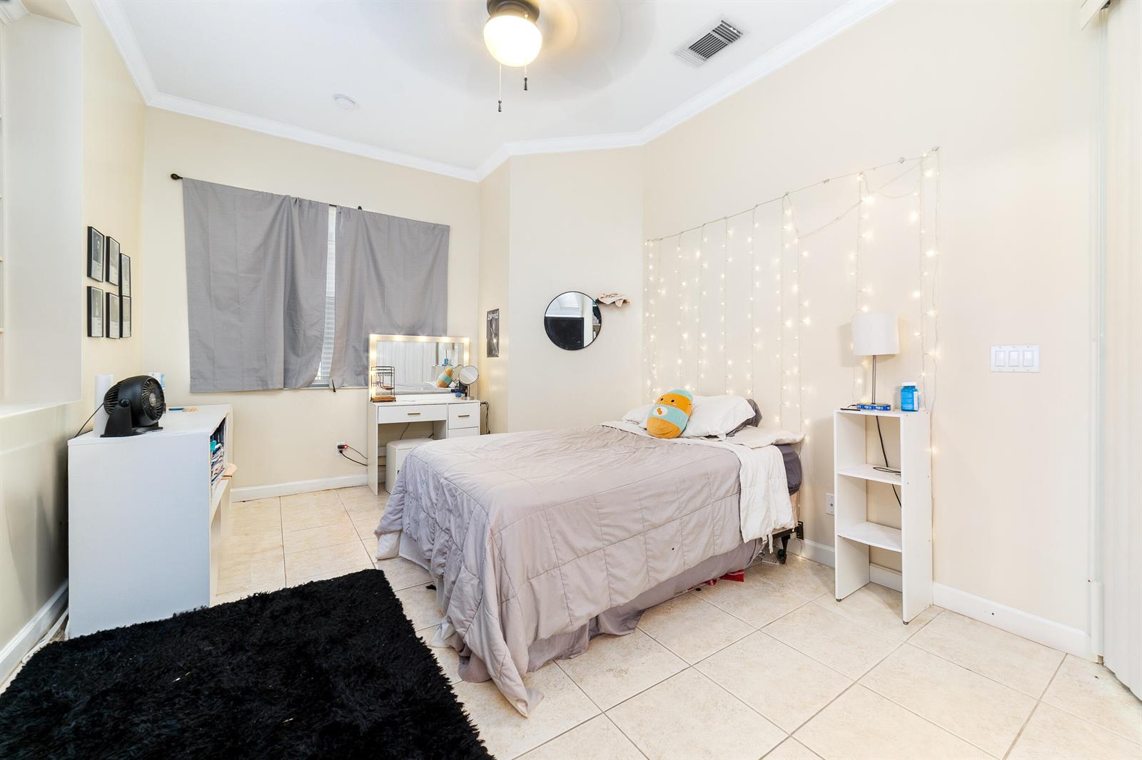 Ver detalles 775 3 / 3 1889 sq. ft. $ 2026-09-04 0 foto