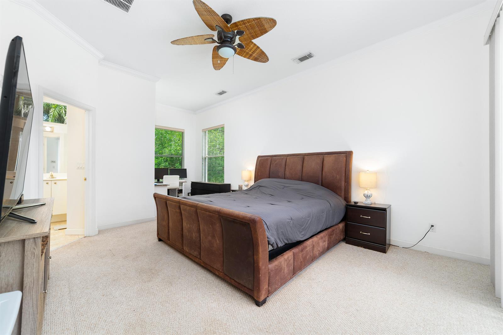 Ver detalles 775 3 / 3 1889 sq. ft. $ 2026-09-04 0 foto