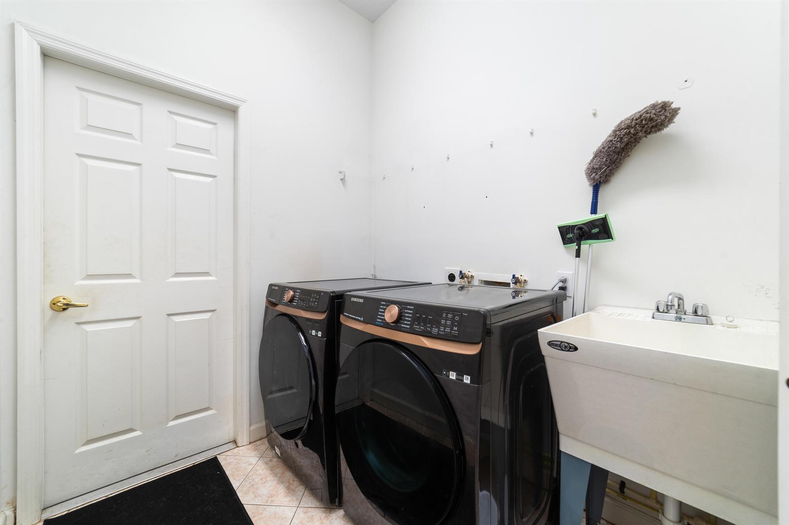 Ver detalles 775 3 / 3 1889 sq. ft. $ 2026-09-04 0 foto