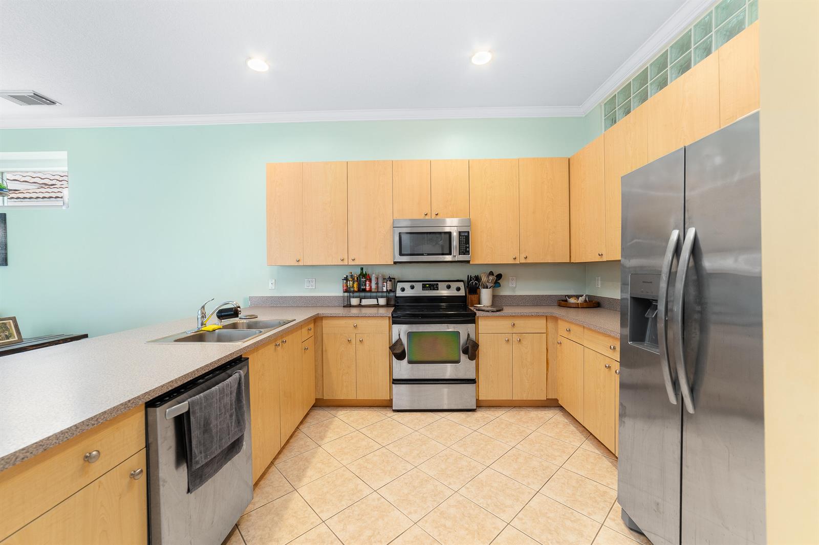 Ver detalles 775 3 / 3 1889 sq. ft. $ 2026-09-04 0 foto