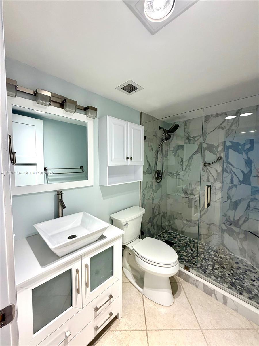 Ver detalles 2C 1 / 2 870 sq. ft. $ 2026-09-03 0 foto