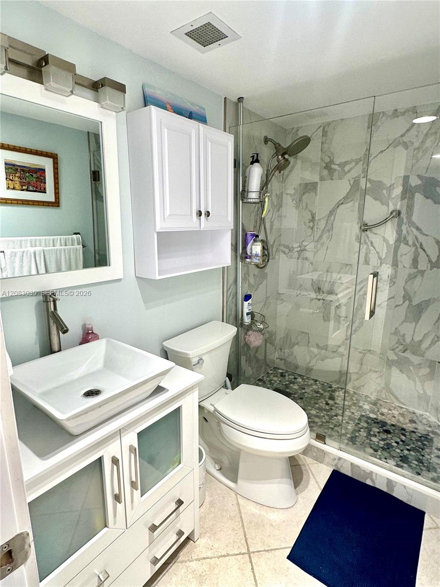 Ver detalles 2C 1 / 2 870 sq. ft. $ 2026-09-03 0 foto