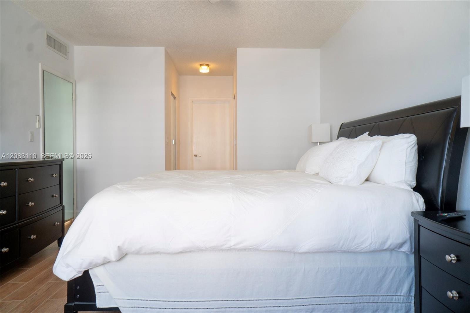 See details 7F 2 / 2 1340 sq. ft. $ 2026-09-03 0 Photo