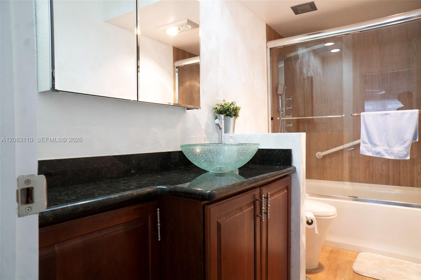See details 7F 2 / 2 1340 sq. ft. $ 2026-09-03 0 Photo