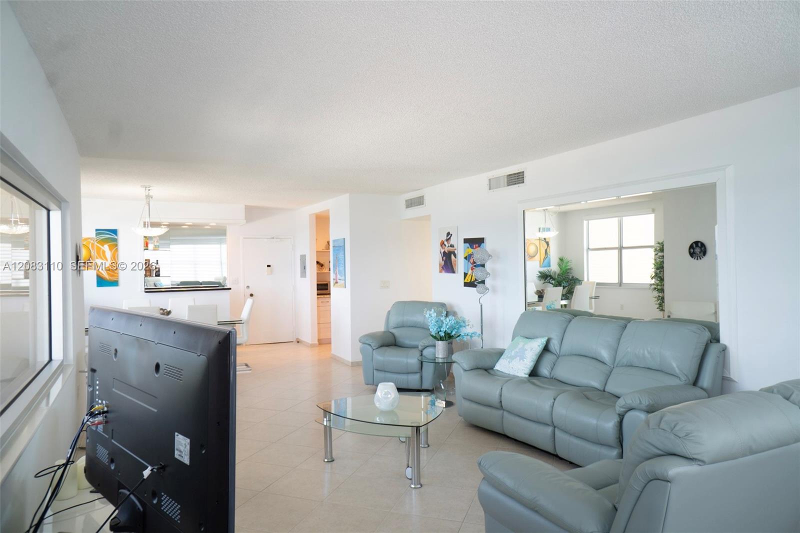 See details 7F 2 / 2 1340 sq. ft. $ 2026-09-03 0 Photo