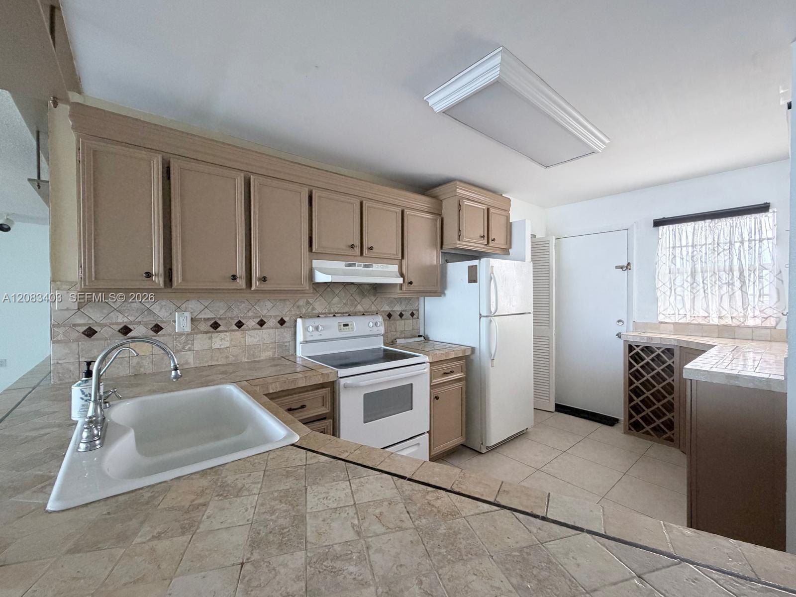 See details 712-2 1 / 2 1036 sq. ft. $ 2026-09-03 0 Photo