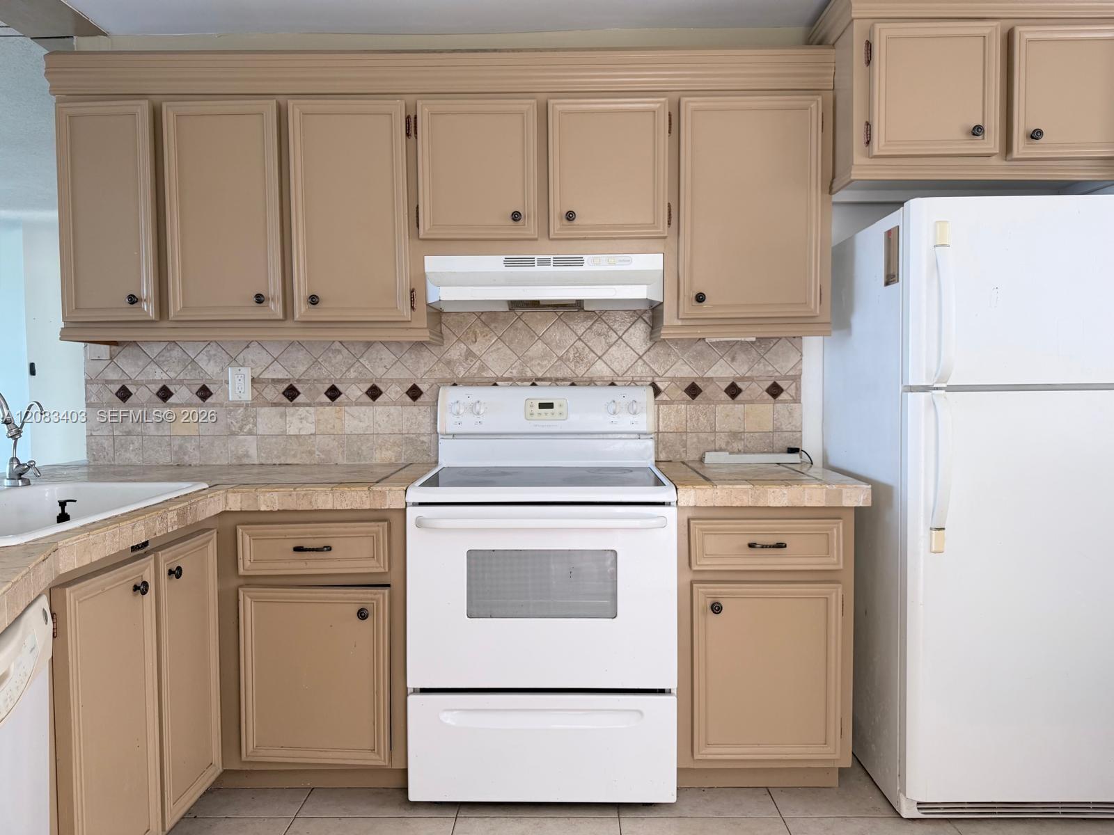 See details 712-2 1 / 2 1036 sq. ft. $ 2026-09-03 0 Photo