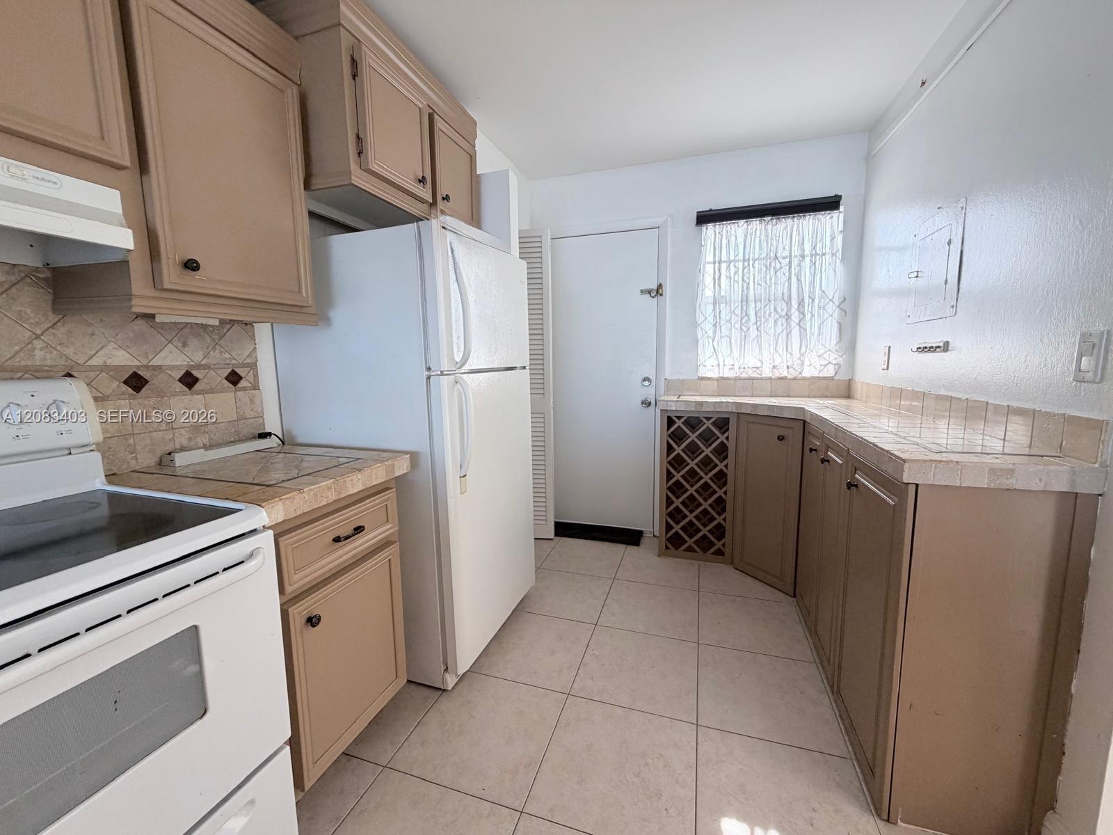 See details 712-2 1 / 2 1036 sq. ft. $ 2026-09-03 0 Photo