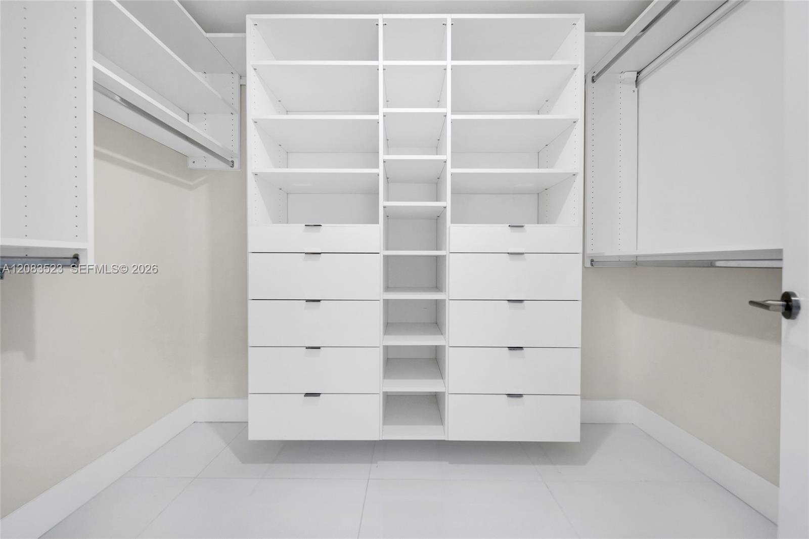 See details 4-701 3 / 4 1892 sq. ft. $ 2026-09-16 0 Photo