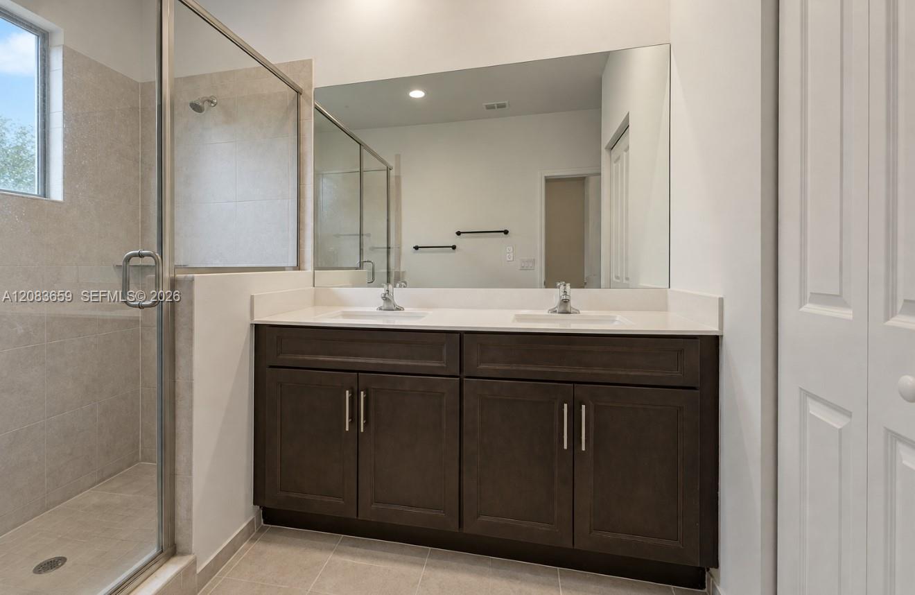 Ver detalles 1100 3 / 3 1331 sq. ft. $ 2026-09-04 0 foto