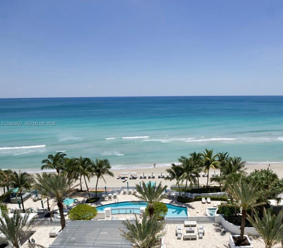DIPLOMAT RESIDENCES POOL