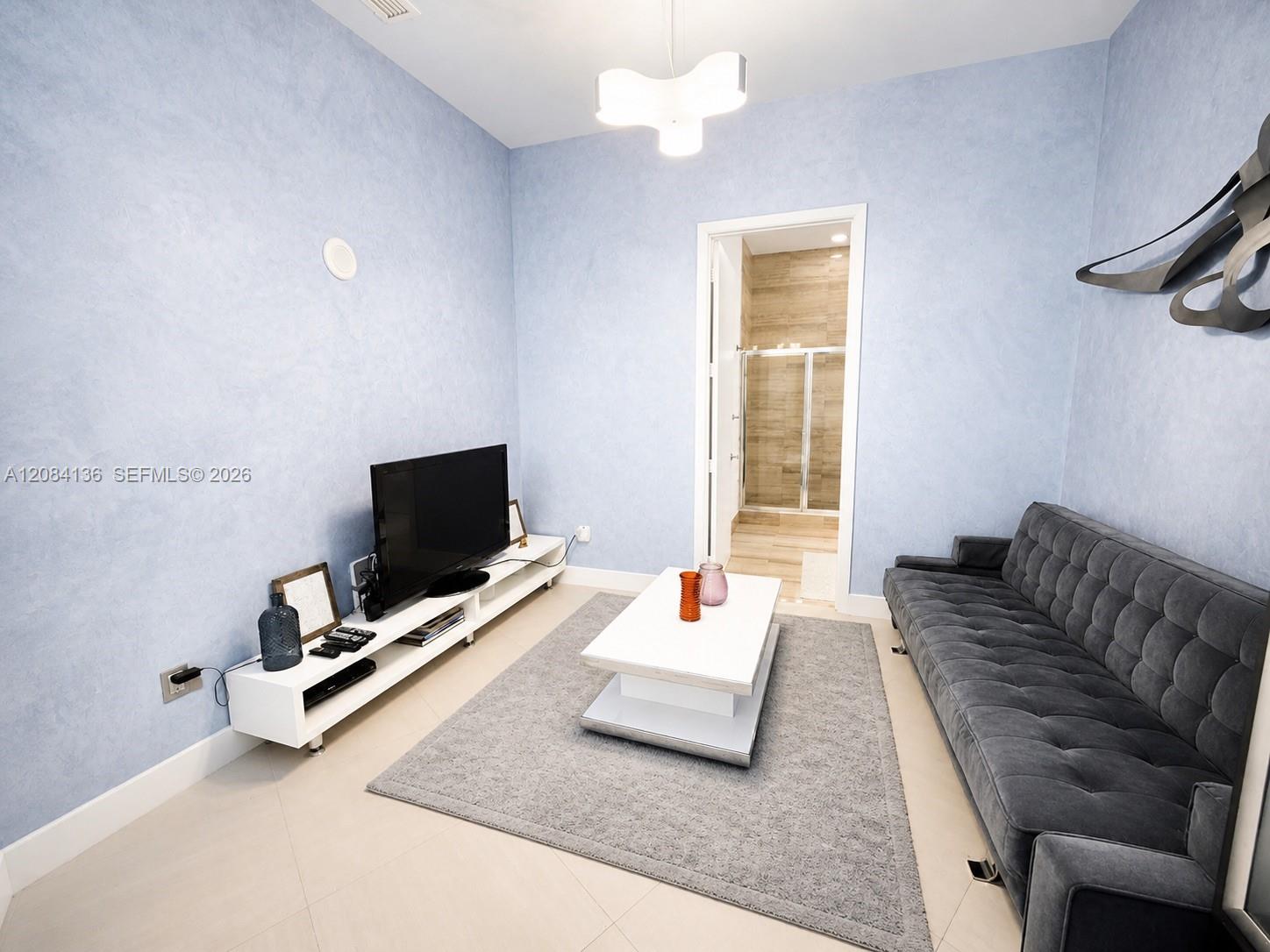 See details 4303 3 / 3 1962 sq. ft. $ 2026-09-05 0 Photo