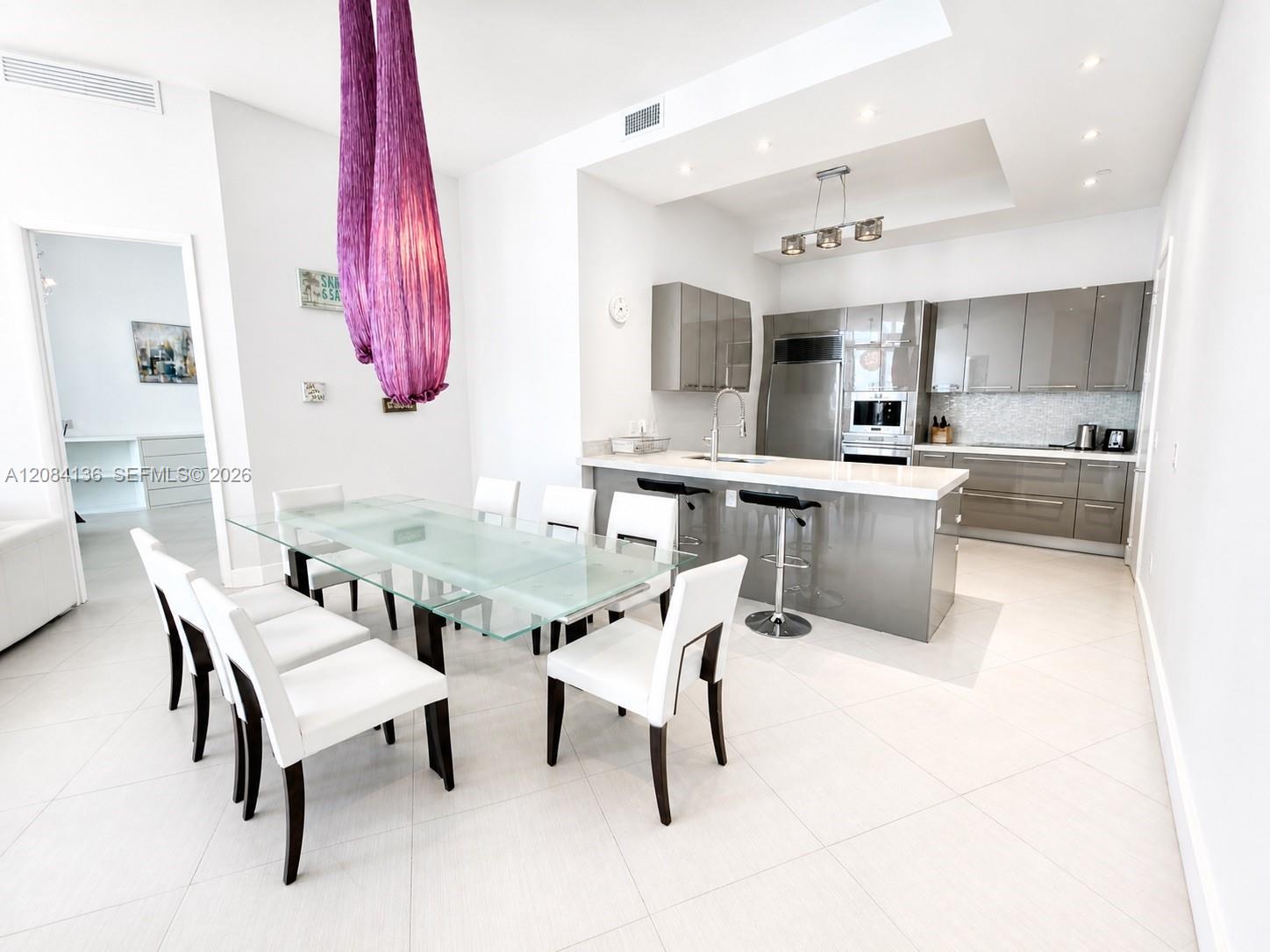 See details 4303 3 / 3 1962 sq. ft. $ 2026-09-05 0 Photo