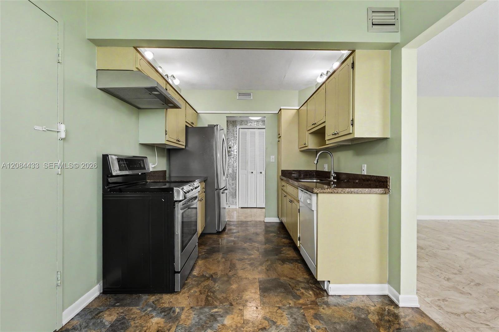 520 2 / 2 1284 sq. ft. $ 2026-09-06 0 Photo