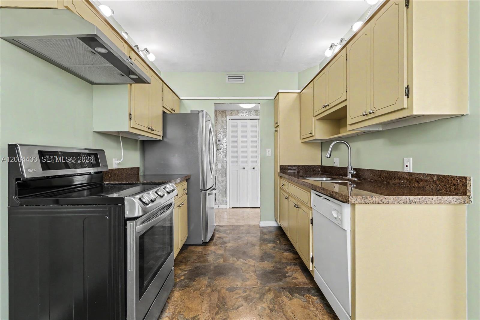 520 2 / 2 1284 sq. ft. $ 2026-09-06 0 Photo
