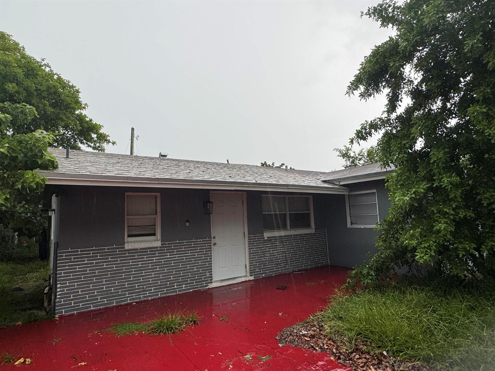 See details 2121 3 / 1 880 sq. ft. $ 2026-09-07 0 Photo