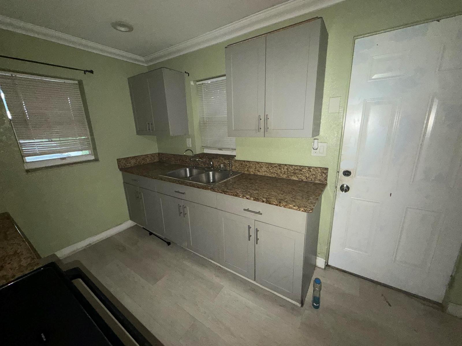 See details 2121 3 / 1 880 sq. ft. $ 2026-09-07 0 Photo