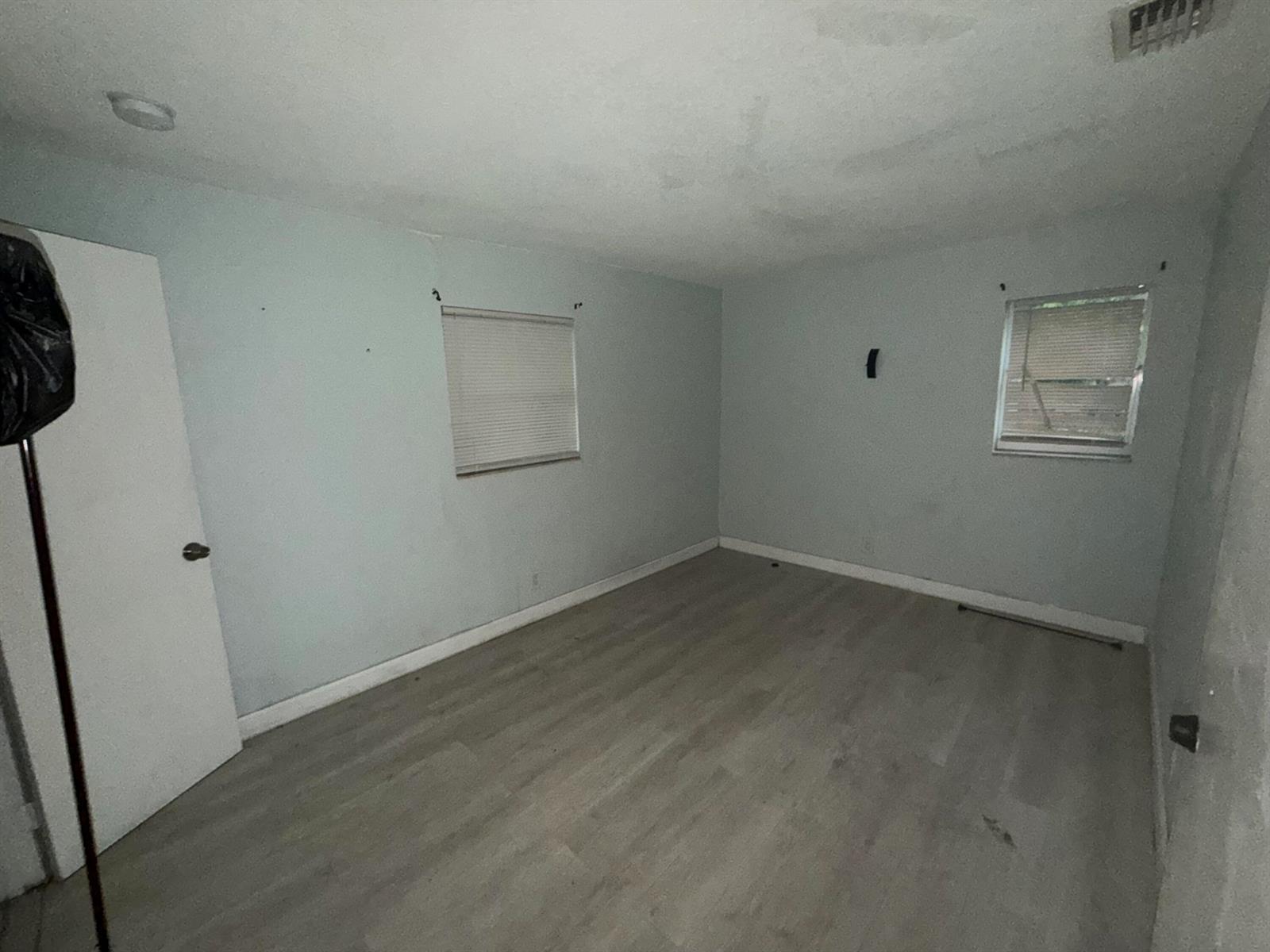 See details 2121 3 / 1 880 sq. ft. $ 2026-09-07 0 Photo