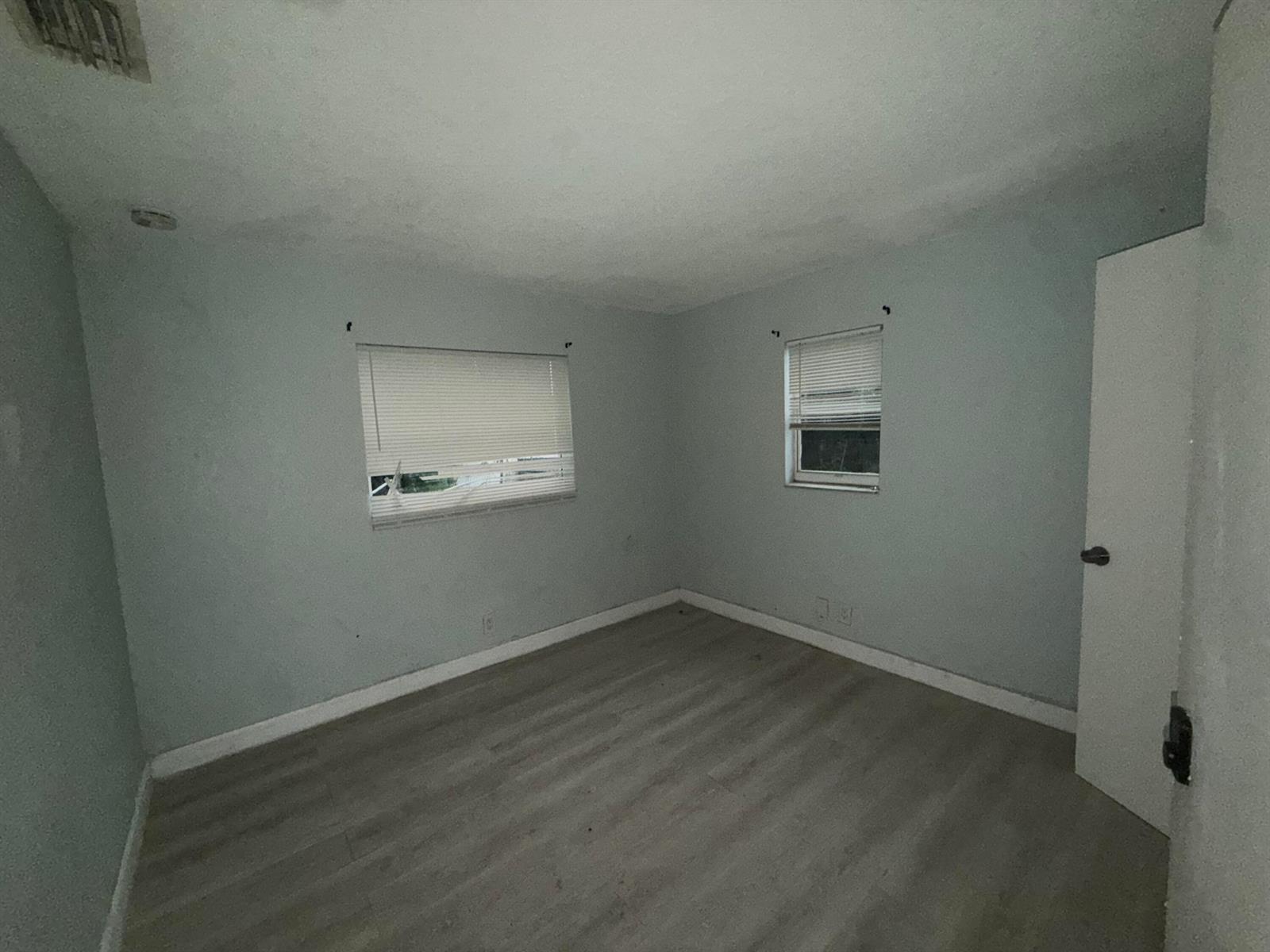 See details 2121 3 / 1 880 sq. ft. $ 2026-09-07 0 Photo