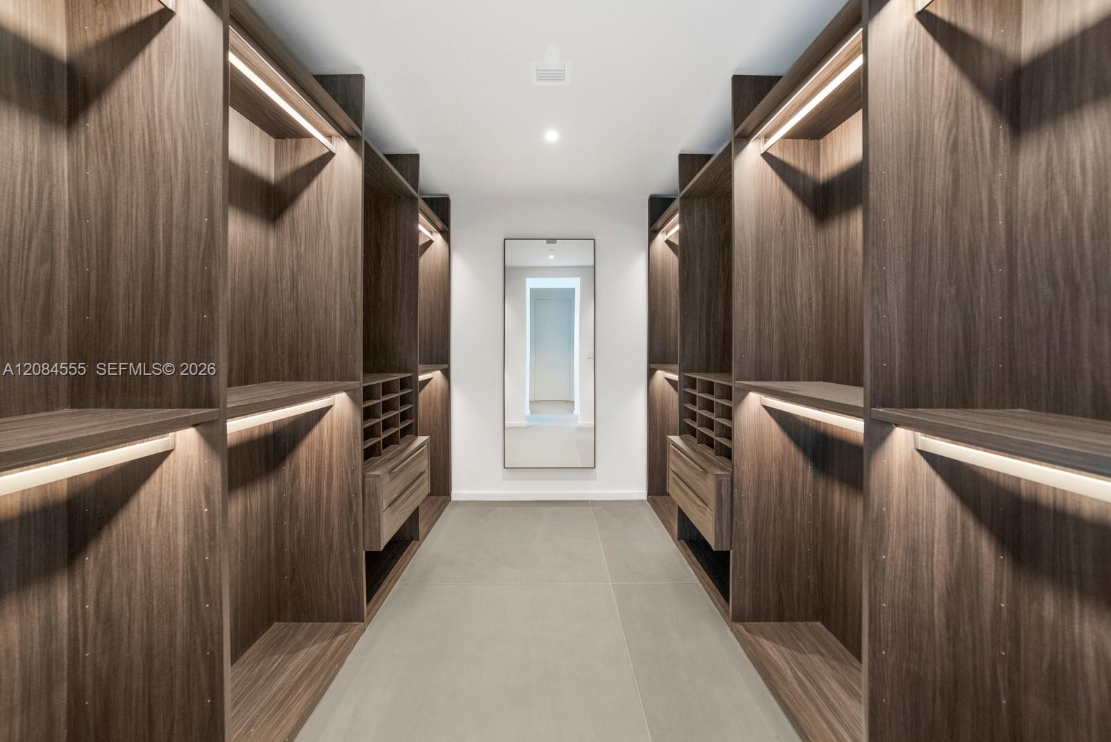 Ver detalles 22A 3 / 4 2913 sq. ft. $ 2026-09-06 0 foto