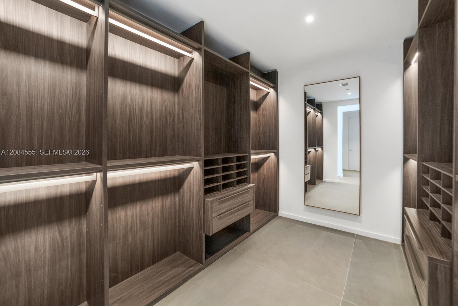 Ver detalles 22A 3 / 4 2913 sq. ft. $ 2026-09-06 0 foto