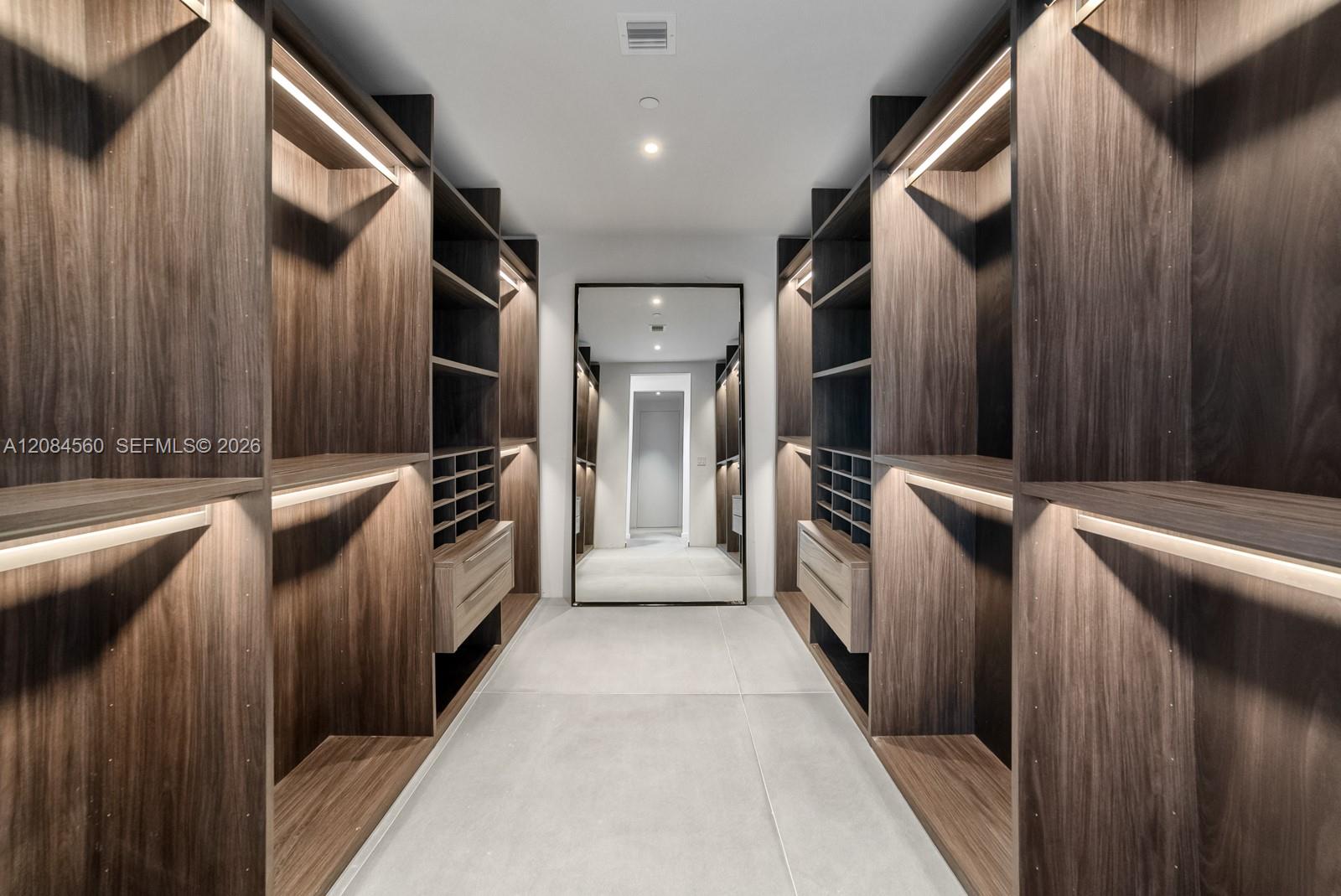 19A 3 / 4 2913 sq. ft. $ 2026-09-06 0 foto