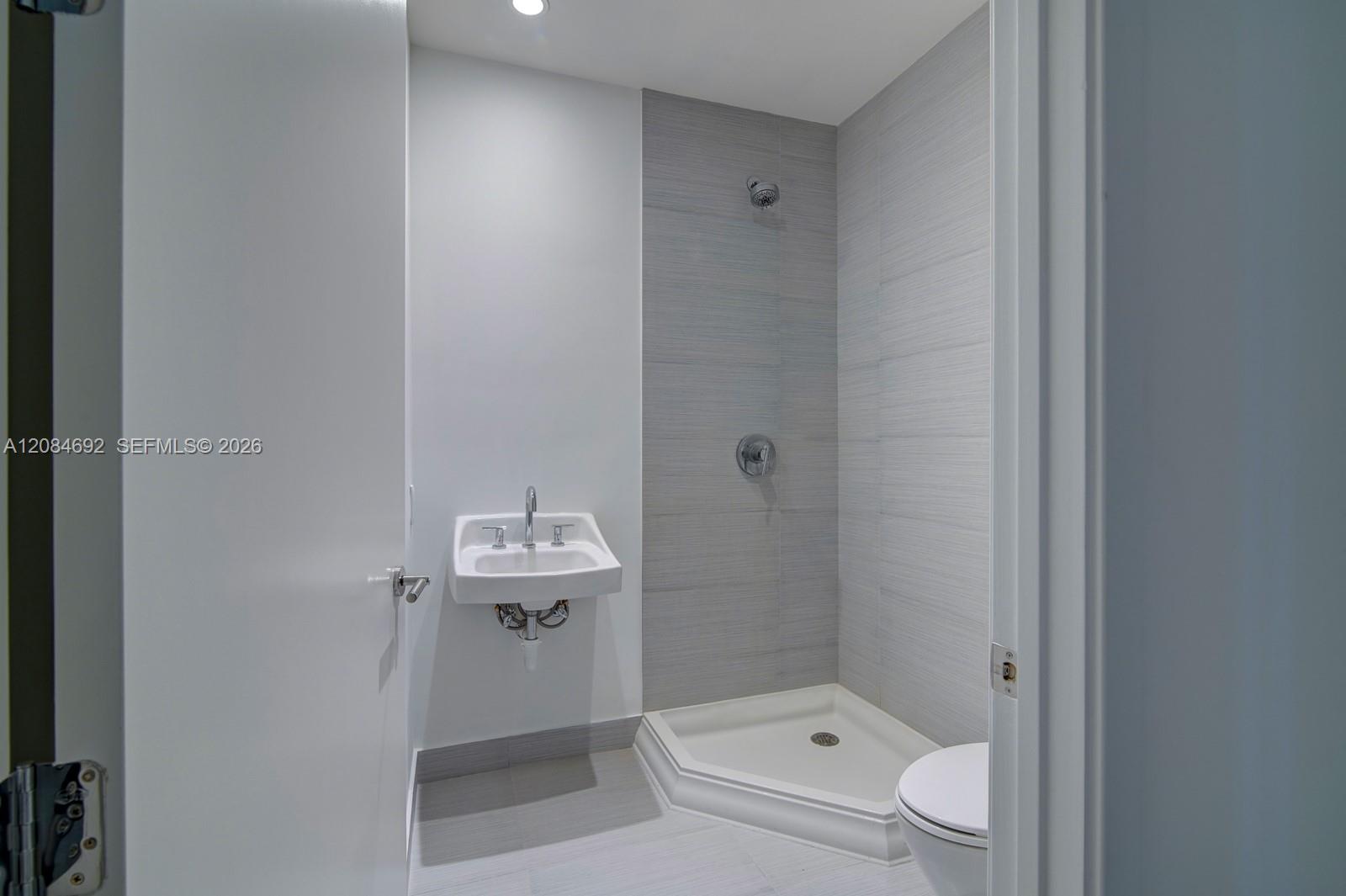 1004 3 / 5 3334 sq. ft. $ 2026-09-07 0 Photo
