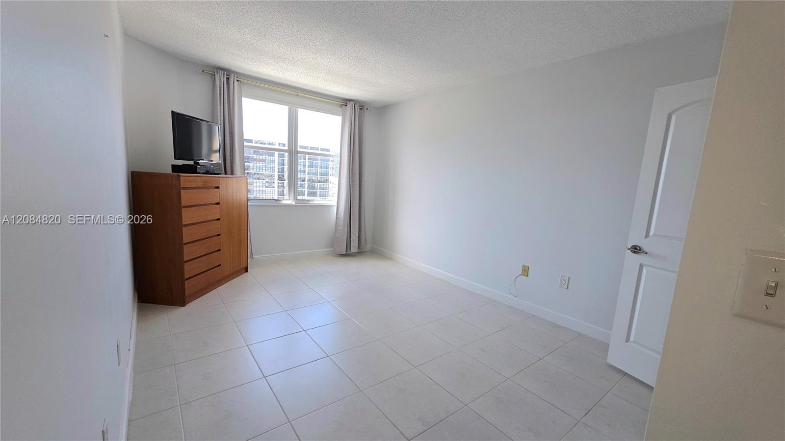 See details 10N 1 / 2 870 sq. ft. $ 2026-09-07 0 Photo