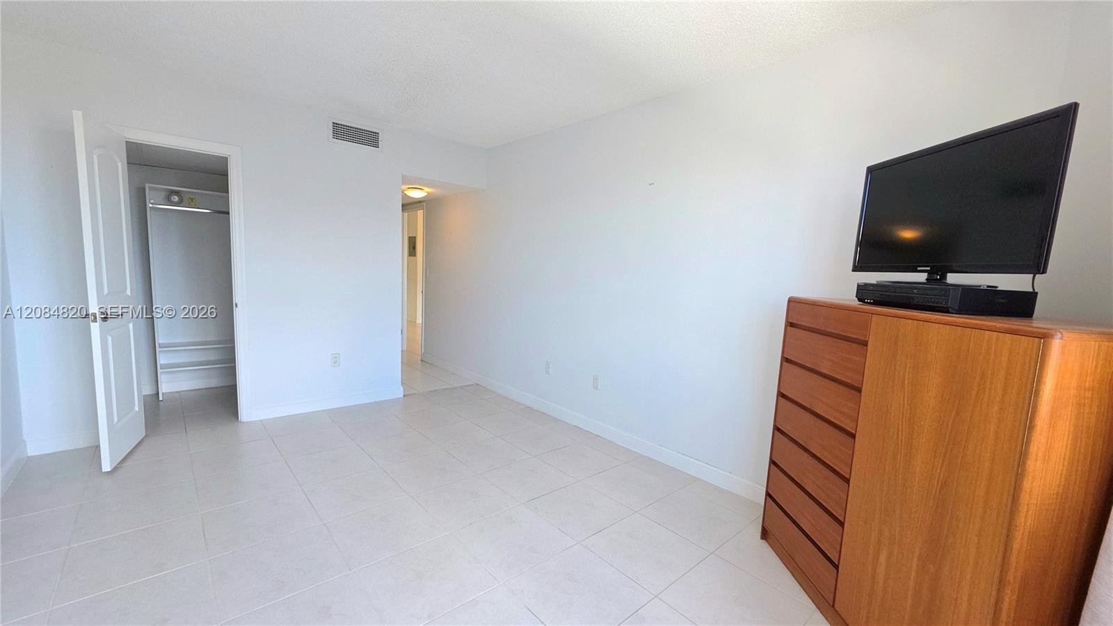 See details 10N 1 / 2 870 sq. ft. $ 2026-09-07 0 Photo