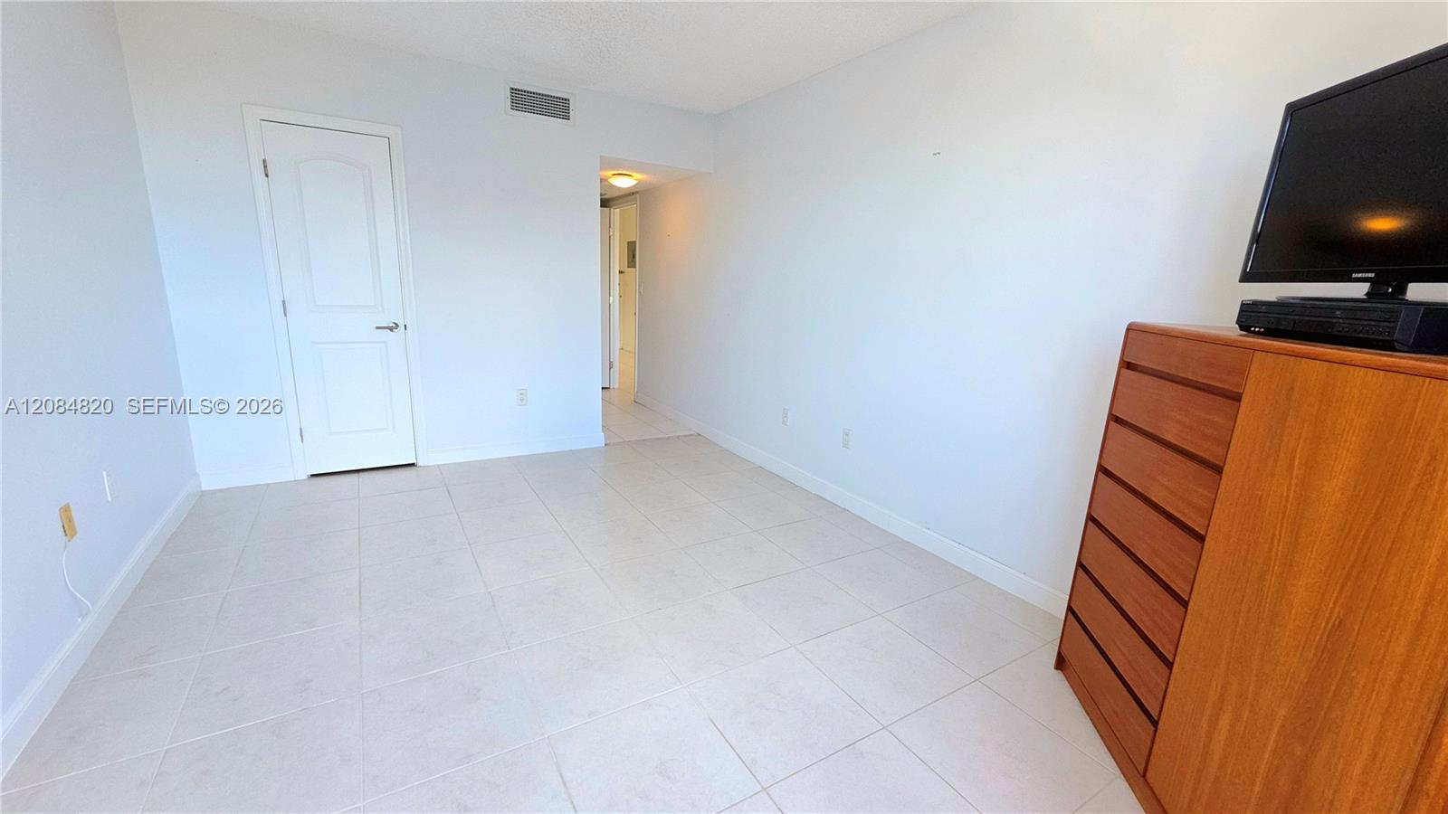 See details 10N 1 / 2 870 sq. ft. $ 2026-09-07 0 Photo