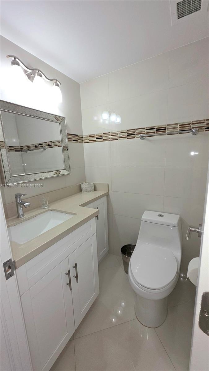 See details 10N 1 / 2 870 sq. ft. $ 2026-09-07 0 Photo