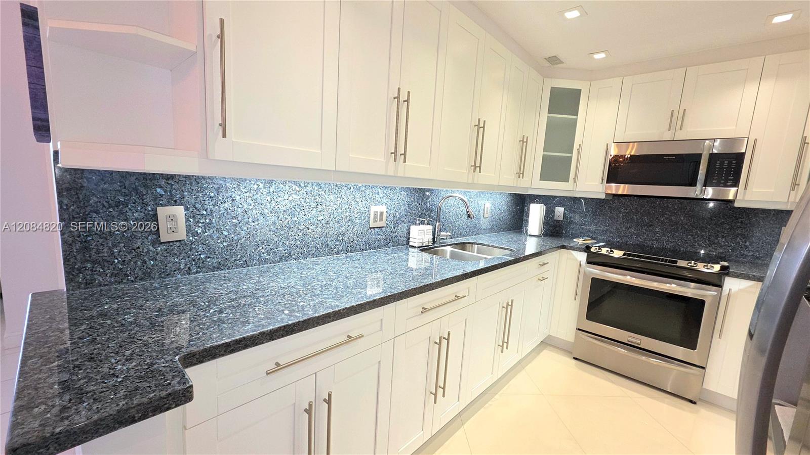 See details 10N 1 / 2 870 sq. ft. $ 2026-09-07 0 Photo