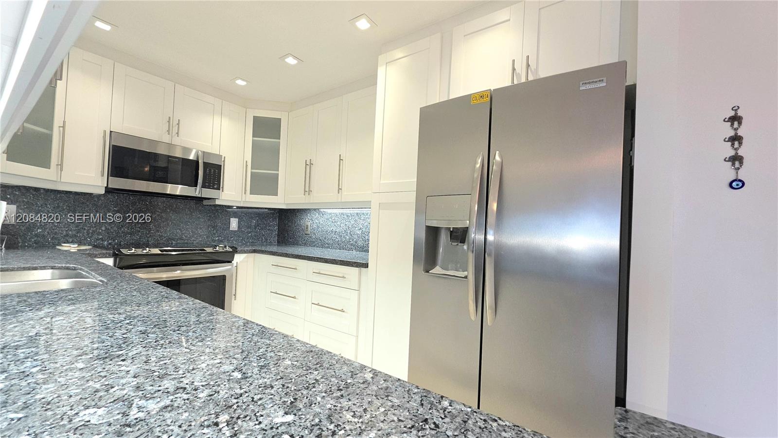 See details 10N 1 / 2 870 sq. ft. $ 2026-09-07 0 Photo