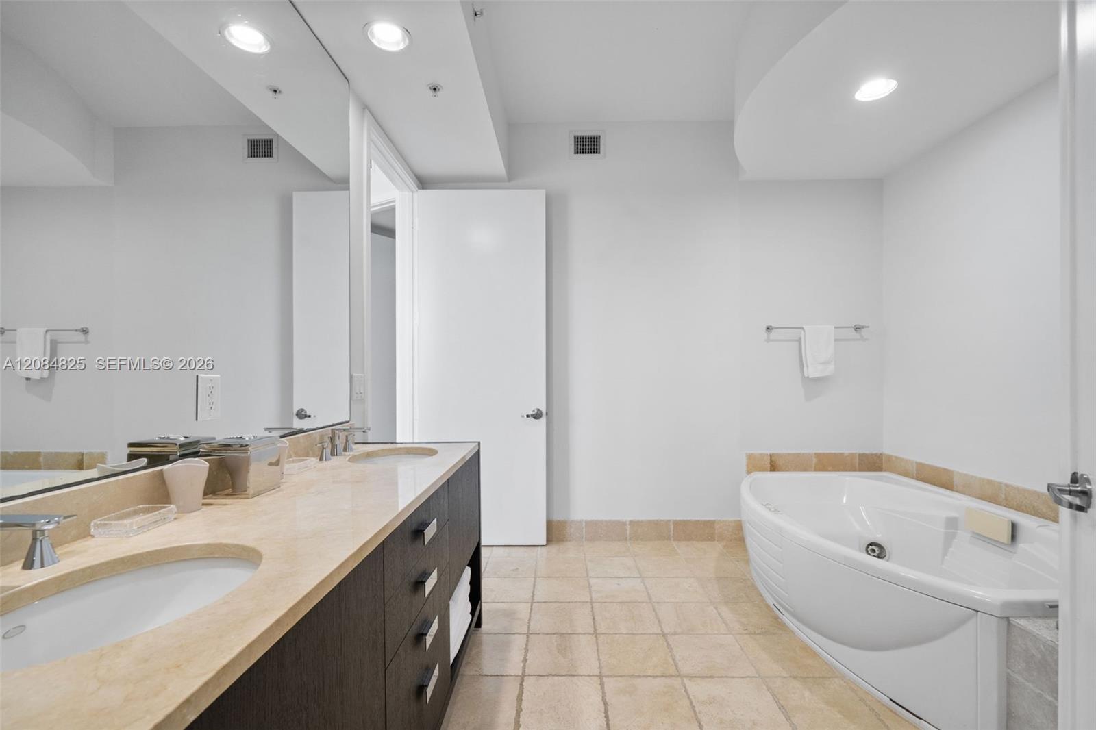 See details 4709 2 / 3 1722 sq. ft. $ 2026-09-07 0 Photo