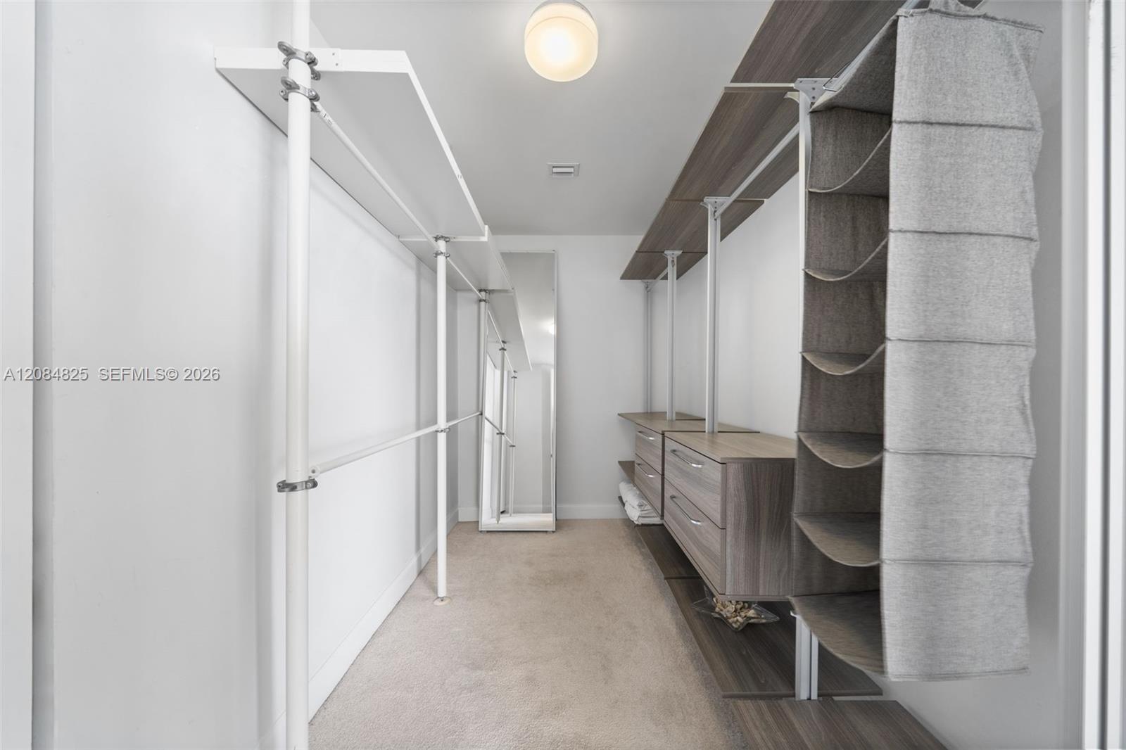 See details 4709 2 / 3 1722 sq. ft. $ 2026-09-07 0 Photo