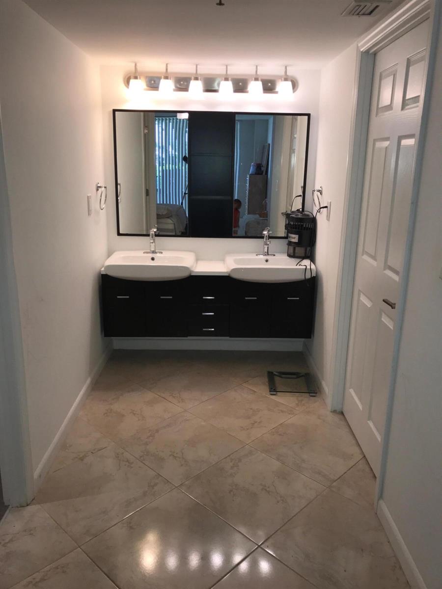 See details L18 2 / 2 1240 sq. ft. $ 2026-09-08 0 Photo