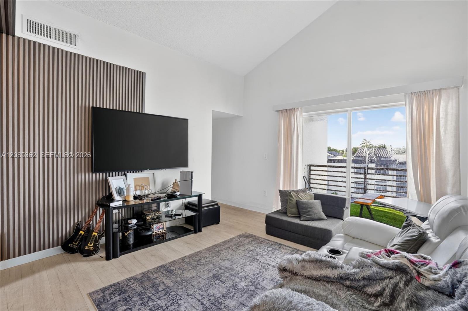 G303 2 / 2 1067 sq. ft. $ 2026-09-08 0 foto