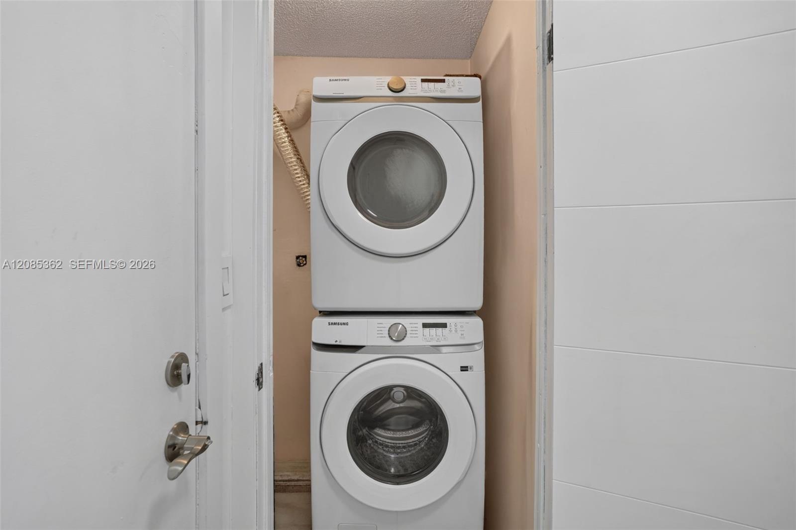 G303 2 / 2 1067 sq. ft. $ 2026-09-08 0 foto