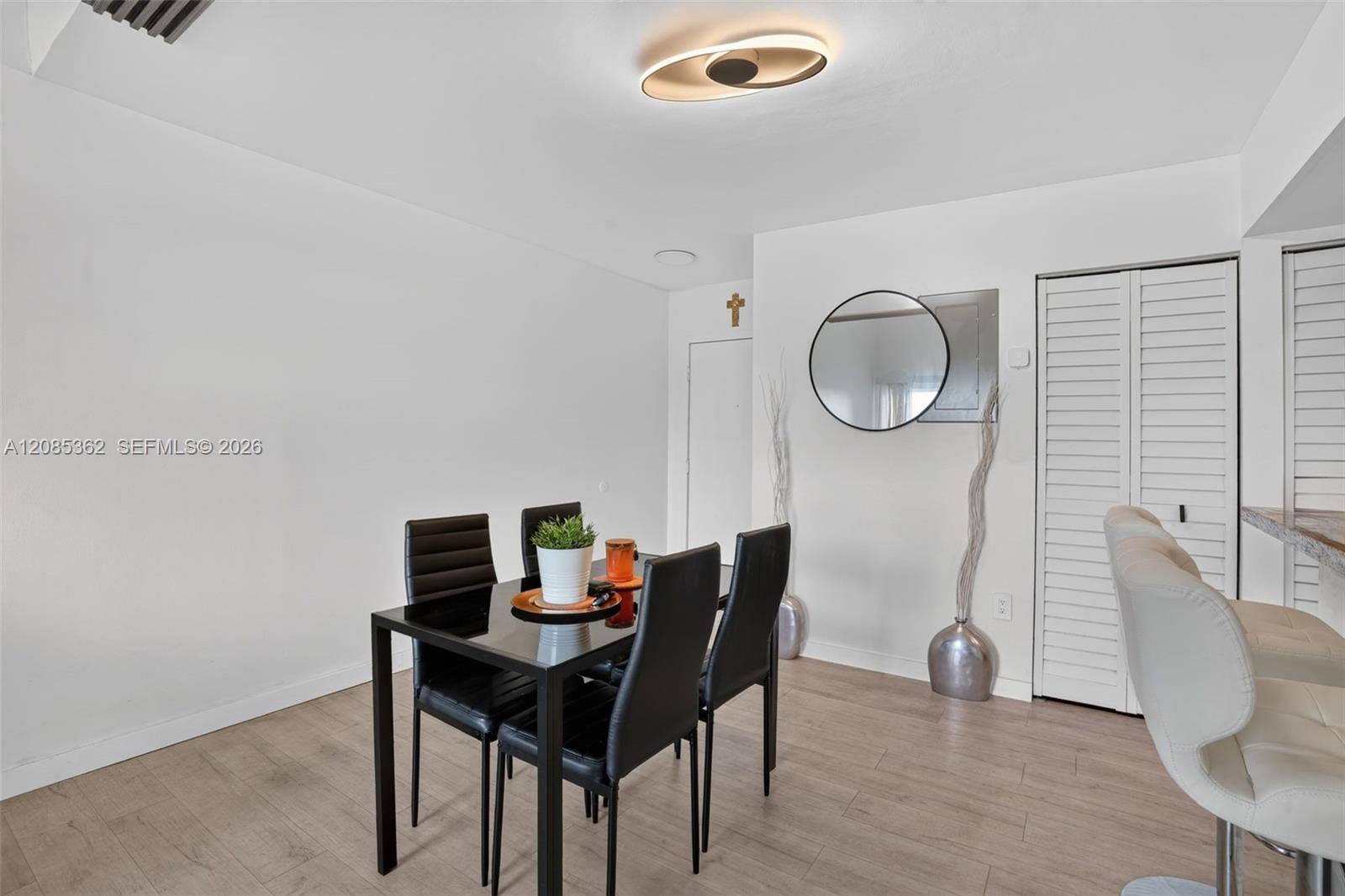 G303 2 / 2 1067 sq. ft. $ 2026-09-08 0 foto
