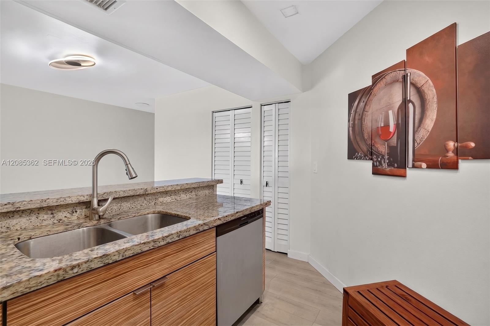 G303 2 / 2 1067 sq. ft. $ 2026-09-08 0 foto