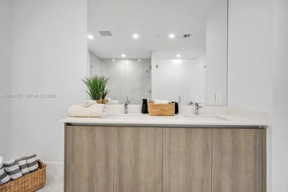 See details 1003 2 / 3 1361 sq. ft. $ 2026-09-09 0 Photo
