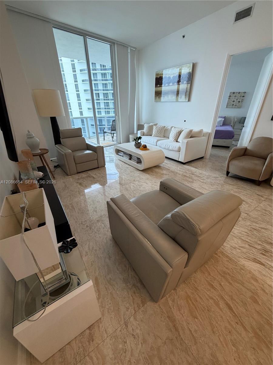 3707 3 / 3 2106 sq. ft. $ 2026-09-10 0 foto